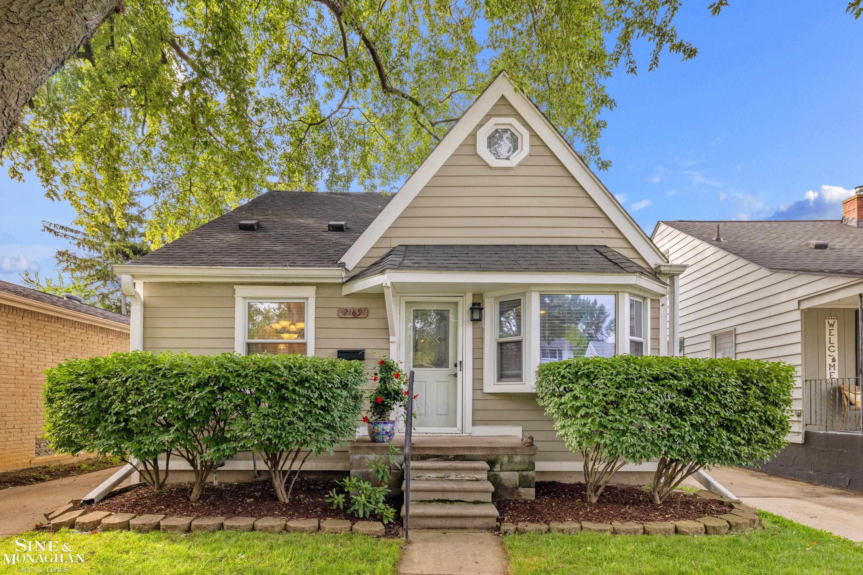 2189 Hollywood Avenue, Grosse Pointe Woods, MI 48236