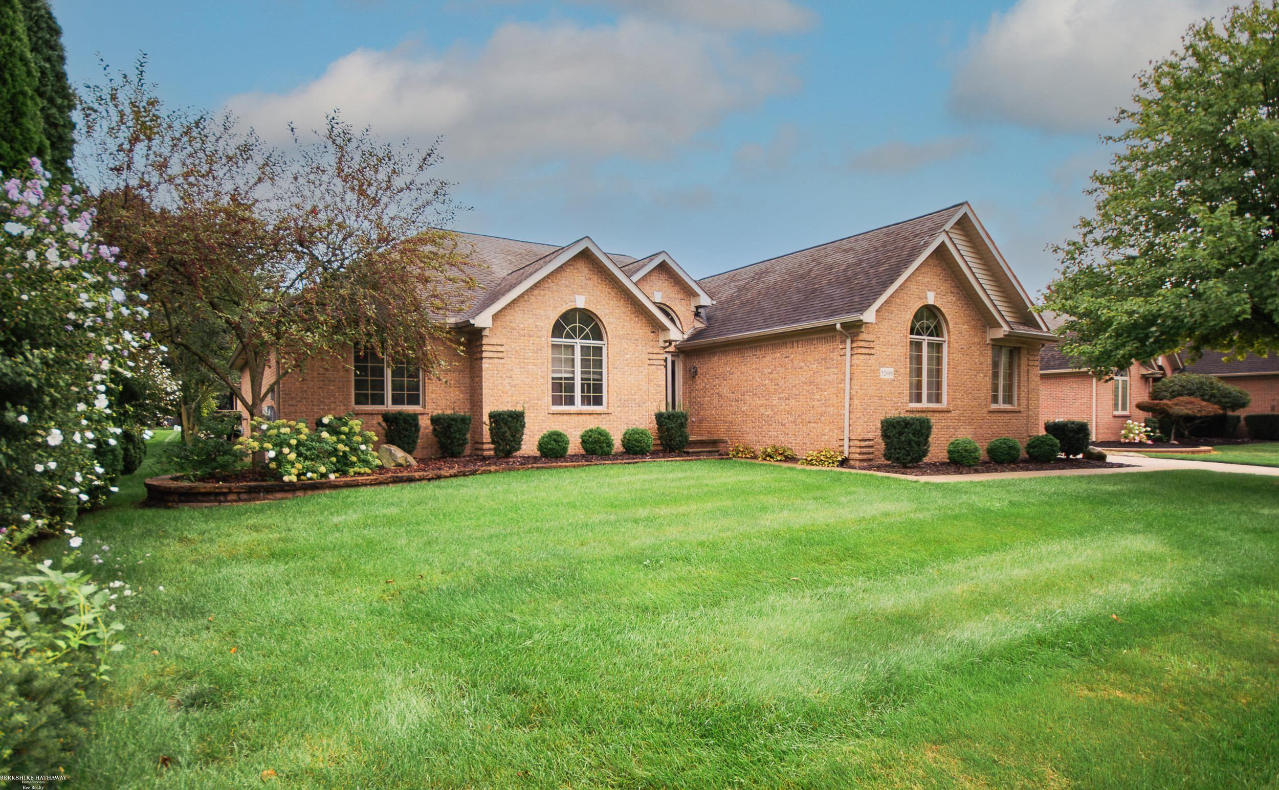 52688 Clinton Oak Lane, Shelby Twp, MI 48316