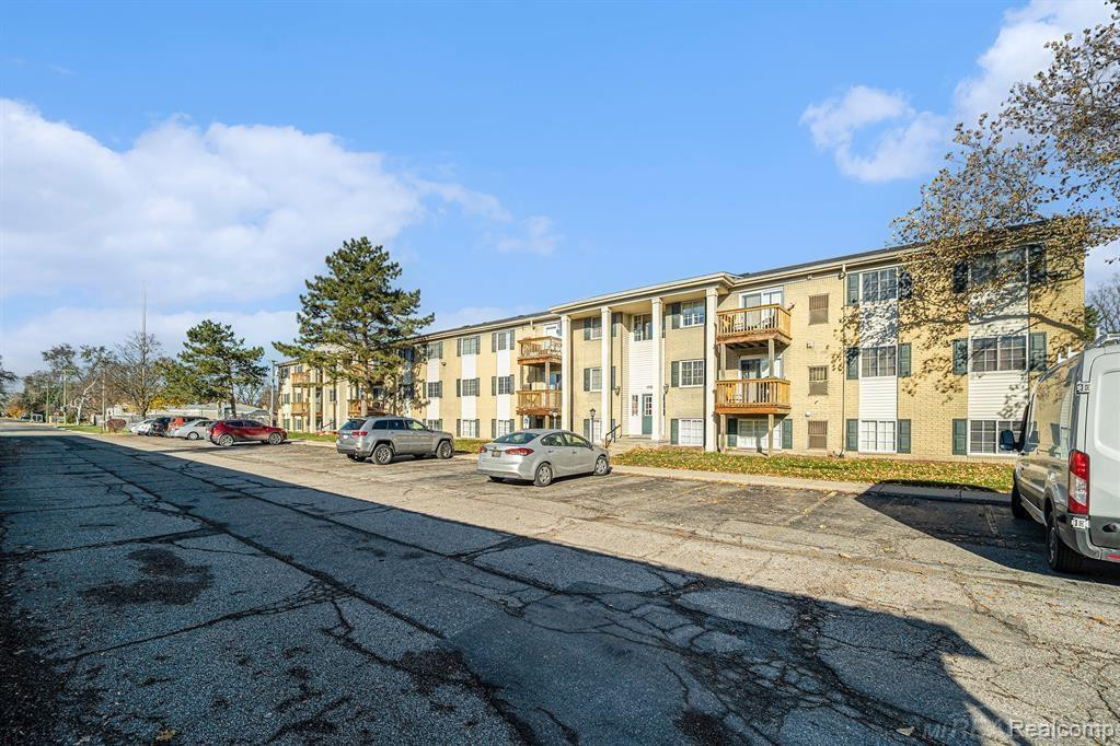 45210 Keding Street, 303, Utica, MI 48317