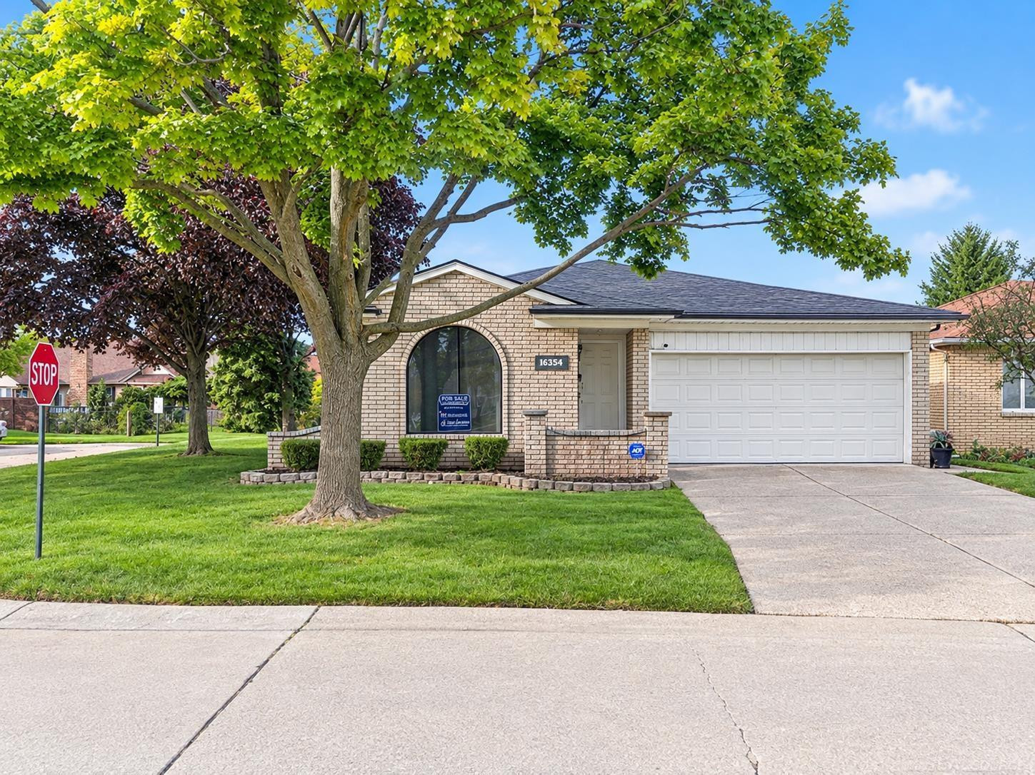 15151 La Grande Plaza, Warren, MI 48088