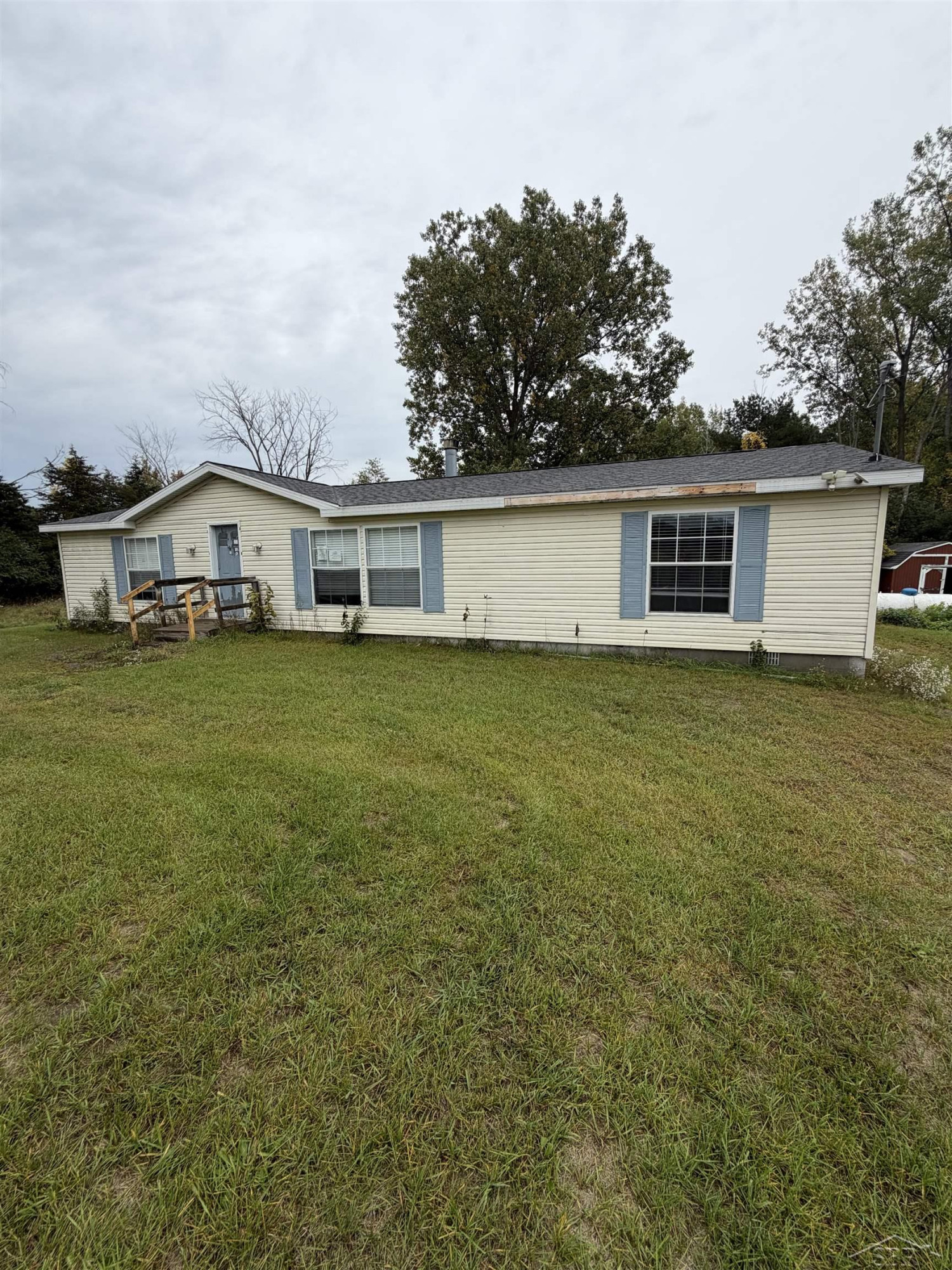 2119 S Eight Mile Road, Breckenridge, MI 48615