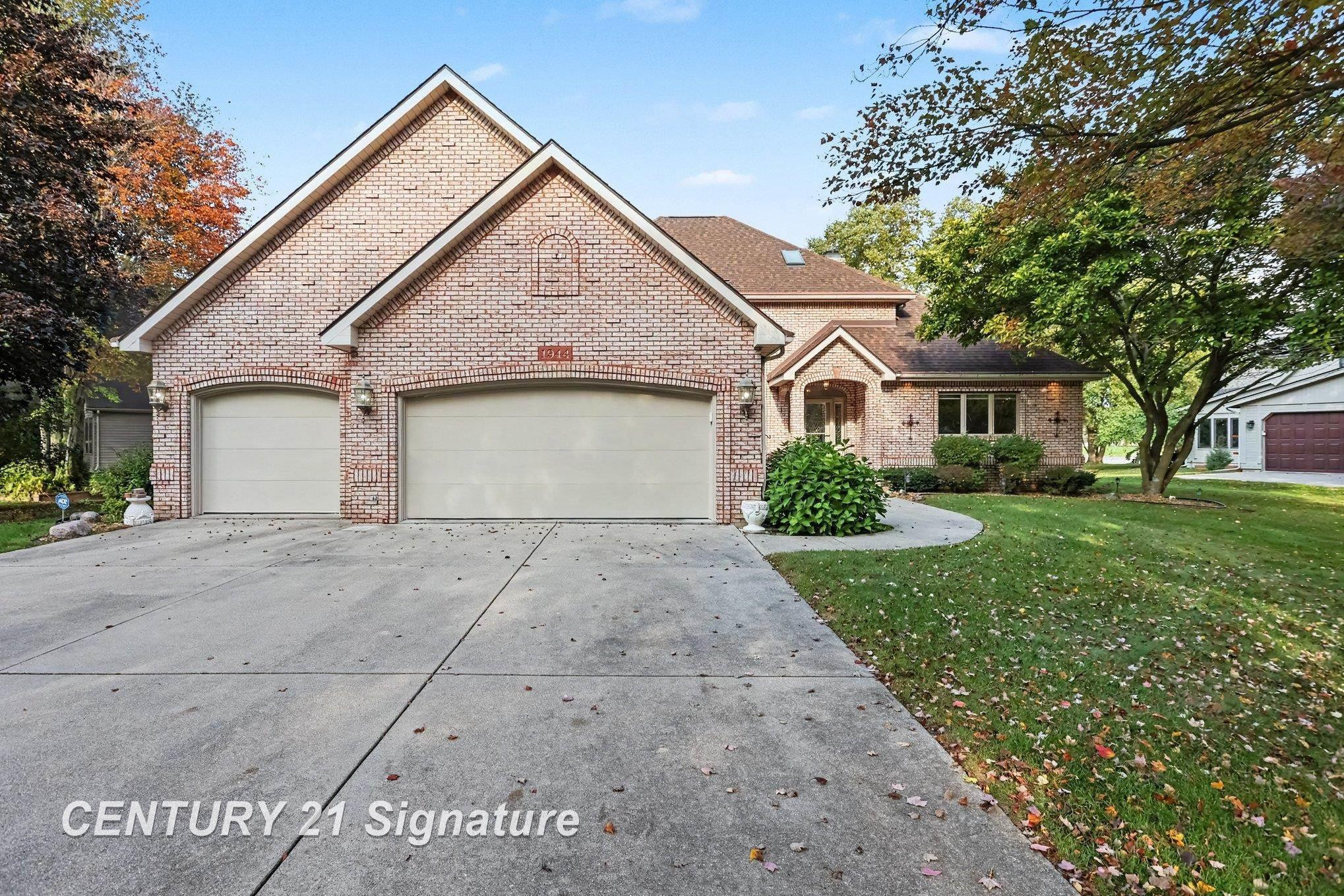 1944 E Lake Circle Drive, Saginaw, MI 48609
