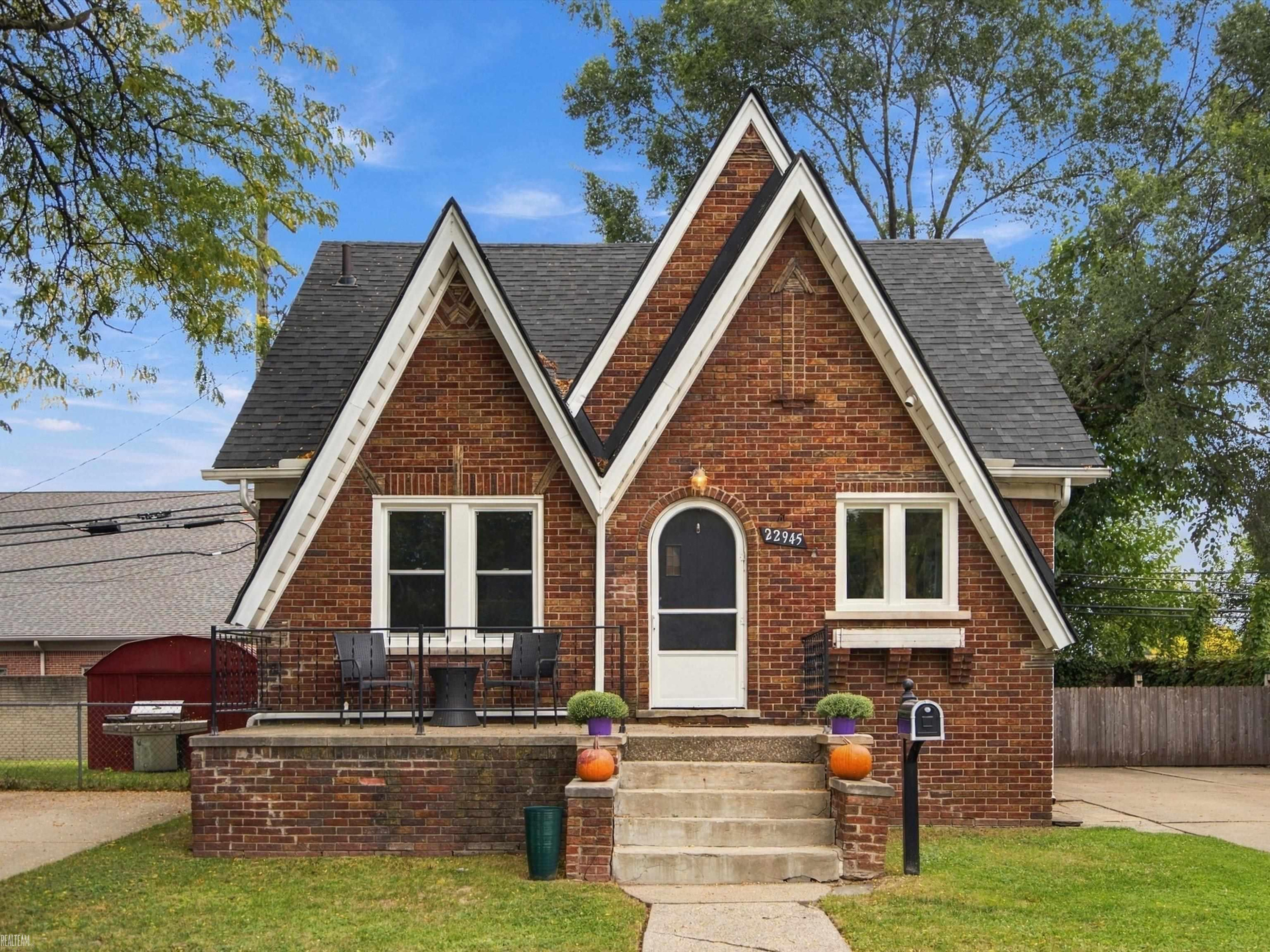22945 Pleasant Street, Saint Clair Shores, MI 48080