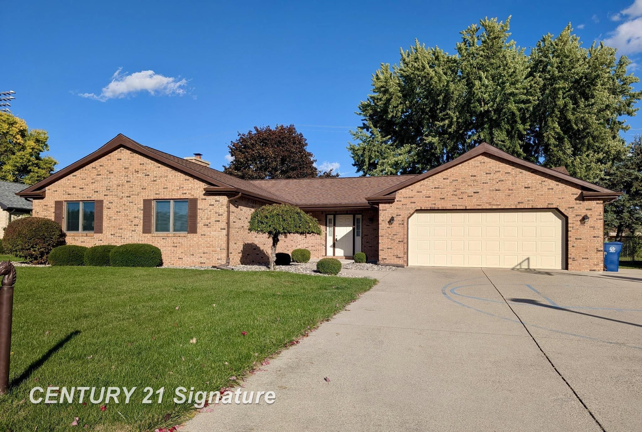 692 E Pilgrim Drive, Saginaw, MI 48638