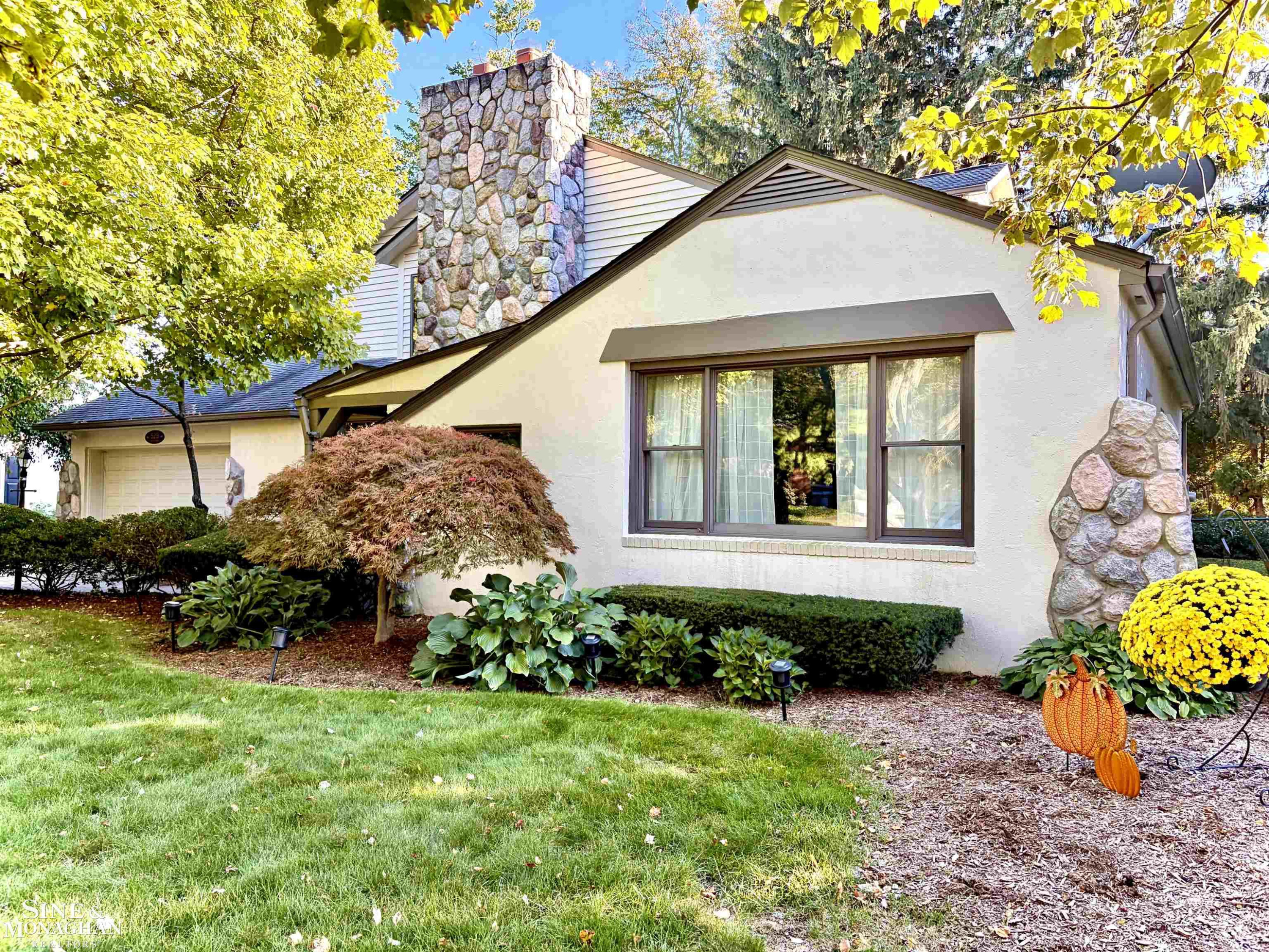 529 Lake Shore Lane, Grosse Pointe Woods, MI 48236