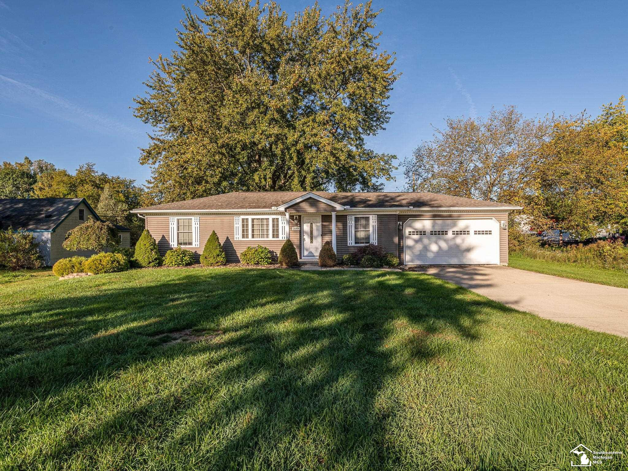 25484 Waltz Road, New Boston, MI 48164