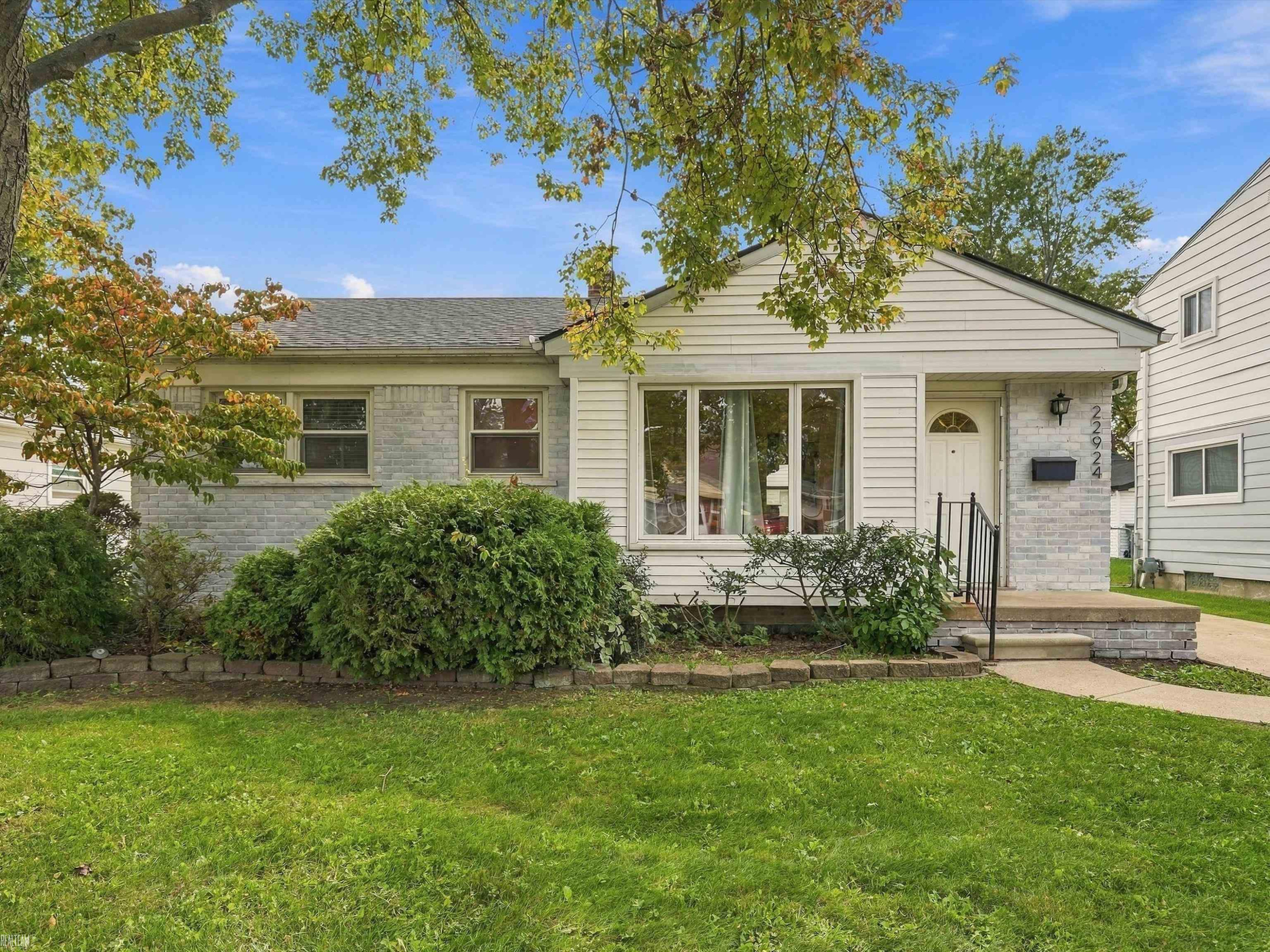 22924 Carolina Street, Saint Clair Shores, MI 48080