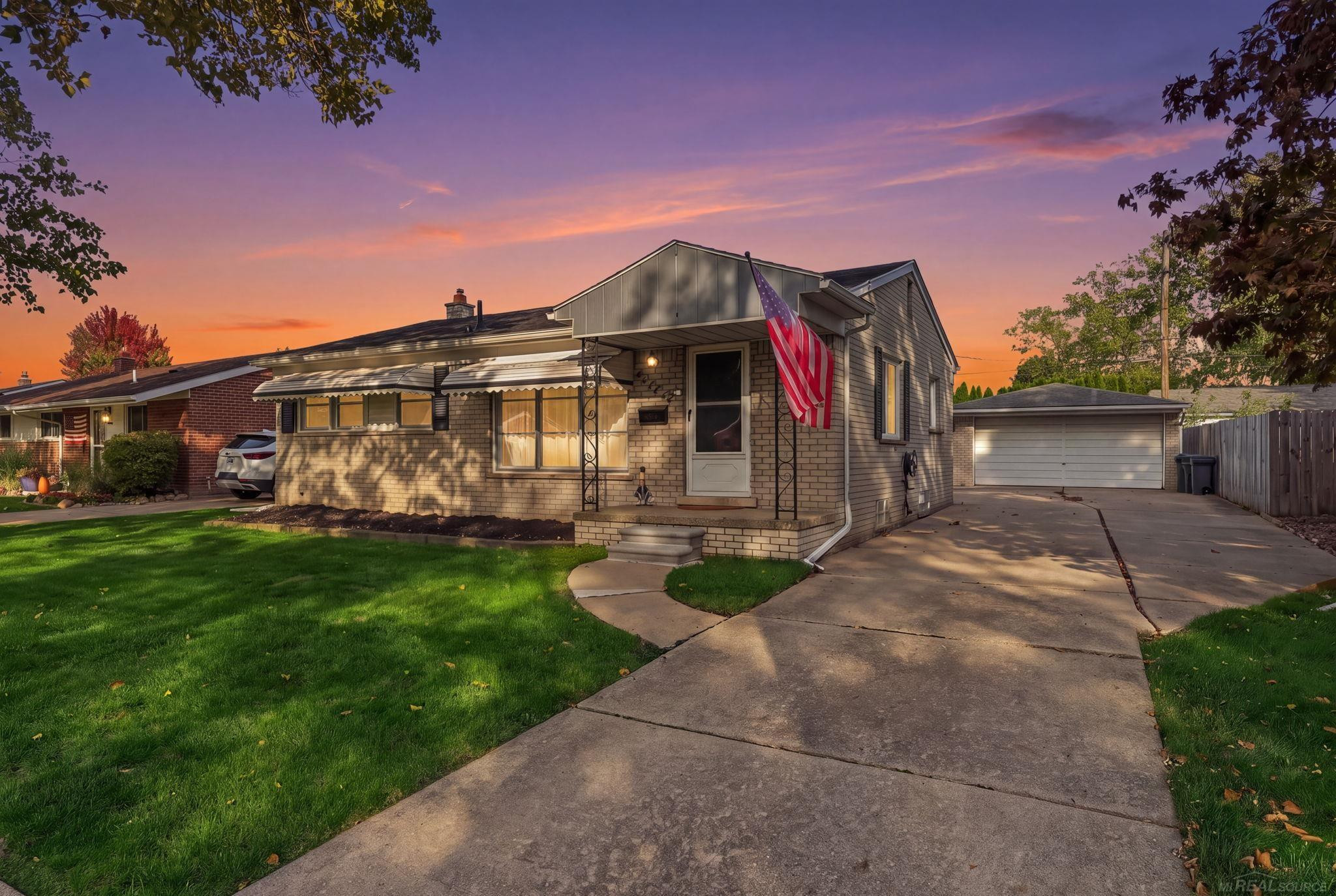 29918 Manhattan Street, Saint Clair Shores, MI 48082