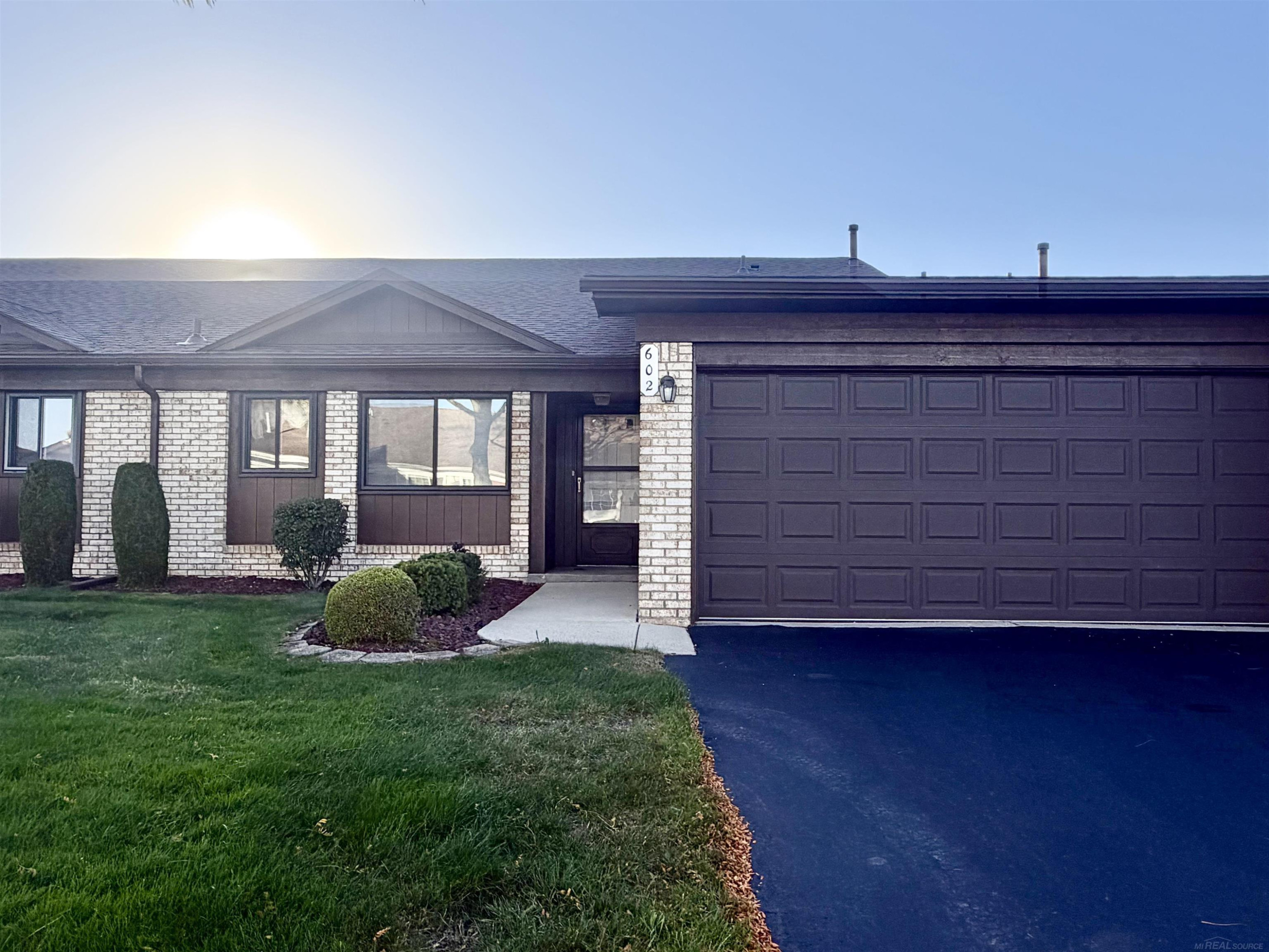 602 Country Club Dr Drive, Saint Clair Shores, MI 48082