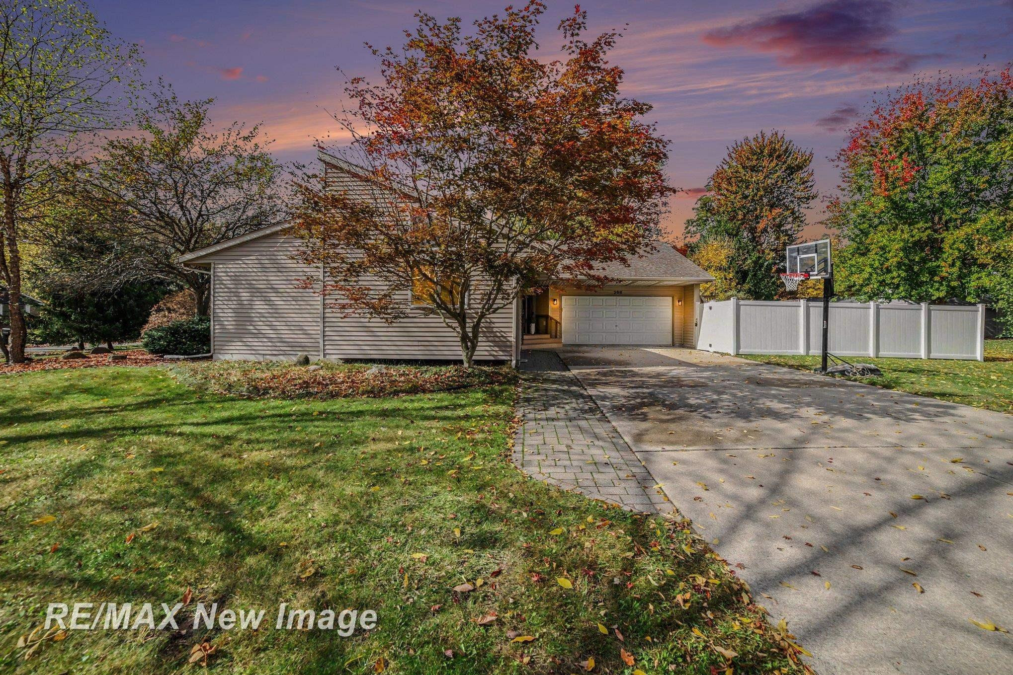 208 Sylvan Lane, Midland, MI 48640