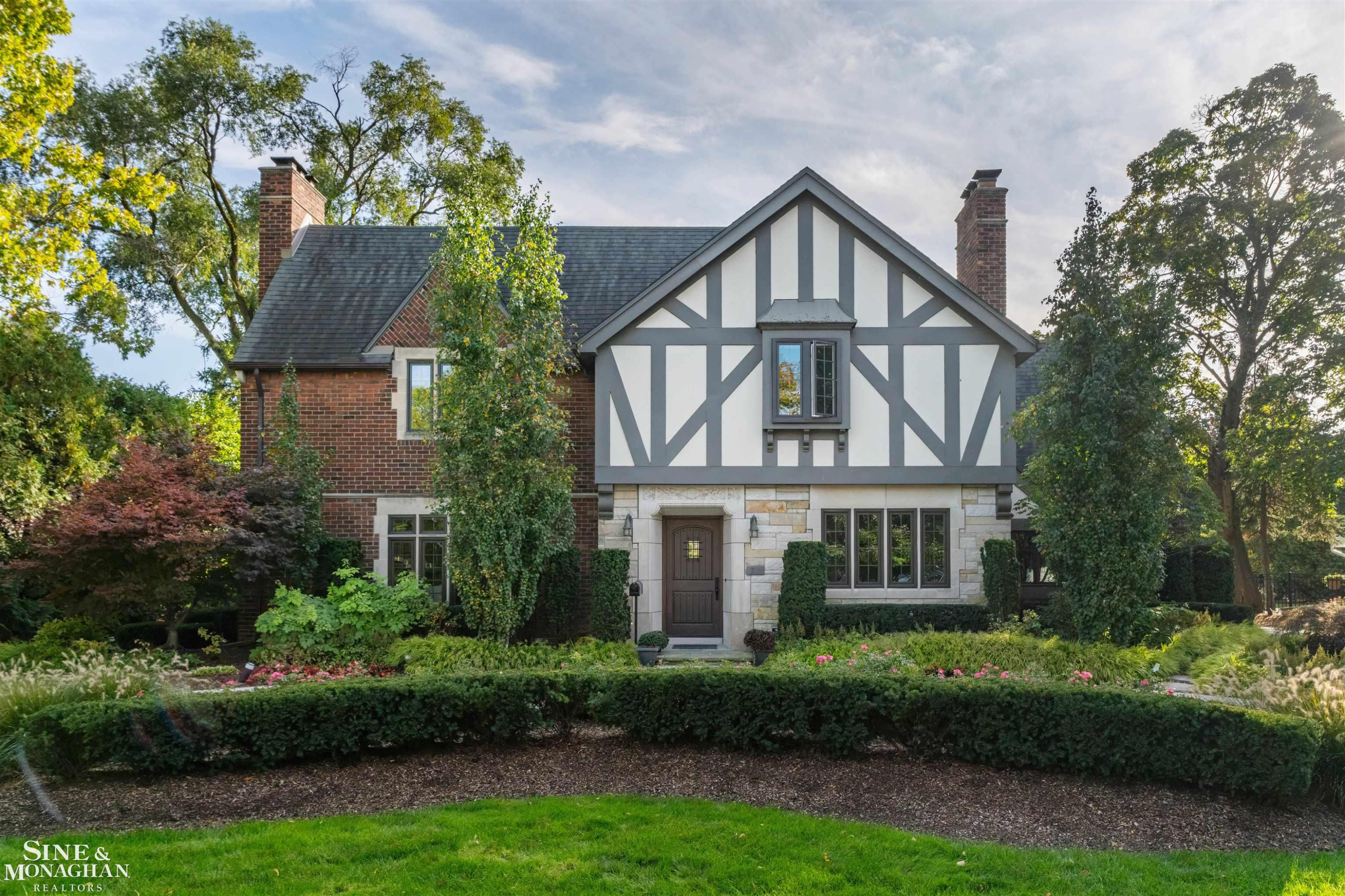 71 Lochmoor Boulevard, Grosse Pointe Shores, MI 48236