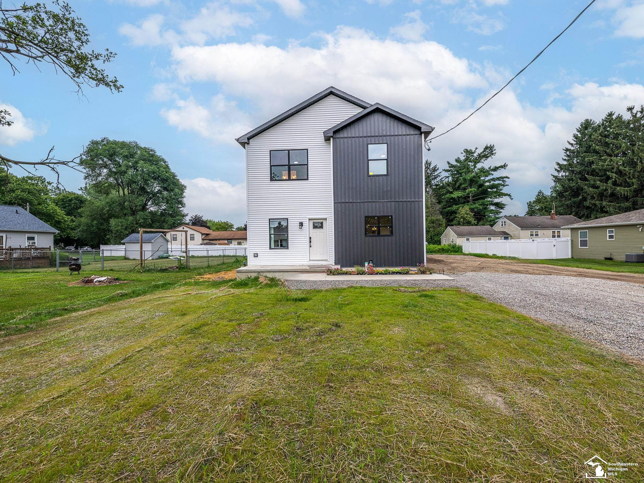 15604 Pine Street, Monroe, MI 48161