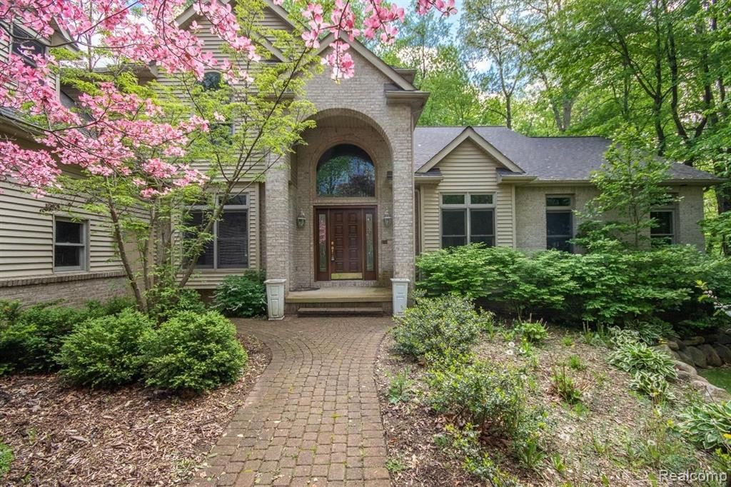 9645 WOODBEND Drive, Saline, MI 48176 — Photo 2
