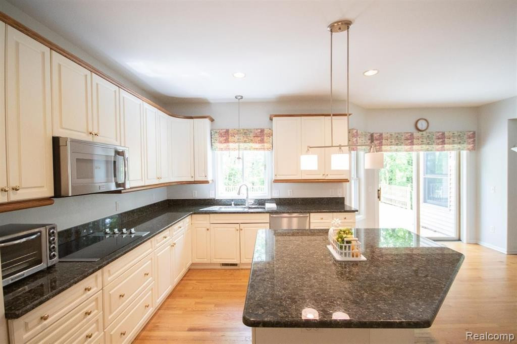 9645 WOODBEND Drive, Saline, MI 48176 — Photo 9