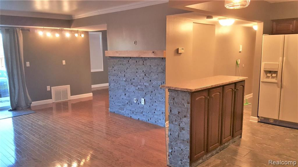 2445 RIVERSIDE, 102, Trenton, MI 48183 — Photo 12