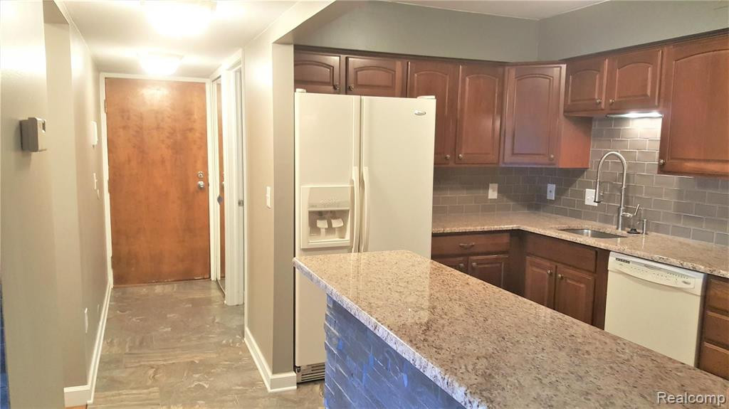 2445 RIVERSIDE, 102, Trenton, MI 48183 — Photo 13