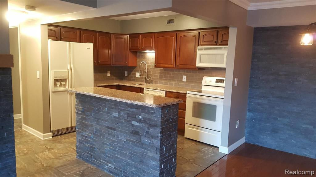 2445 RIVERSIDE, 102, Trenton, MI 48183 — Photo 14