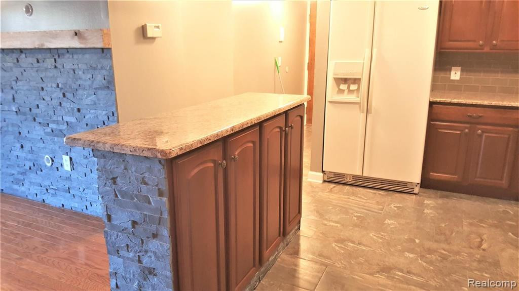 2445 RIVERSIDE, 102, Trenton, MI 48183 — Photo 15