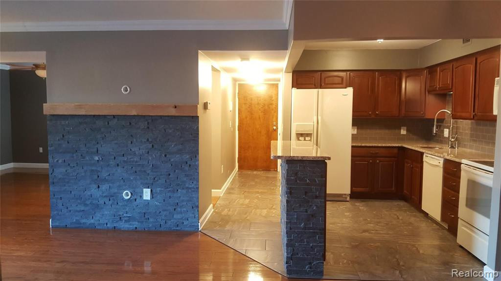 2445 RIVERSIDE, 102, Trenton, MI 48183 — Photo 16