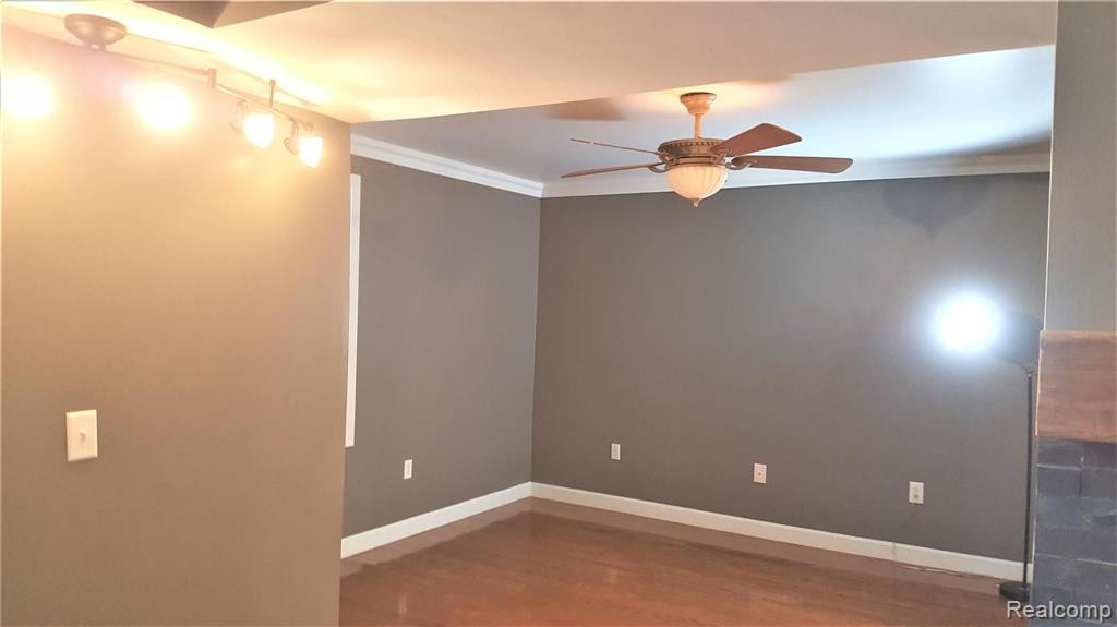 2445 RIVERSIDE, 102, Trenton, MI 48183 — Photo 18