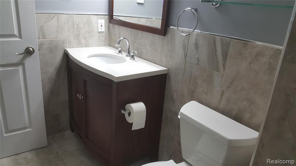 2445 RIVERSIDE, 102, Trenton, MI 48183 — Photo 21
