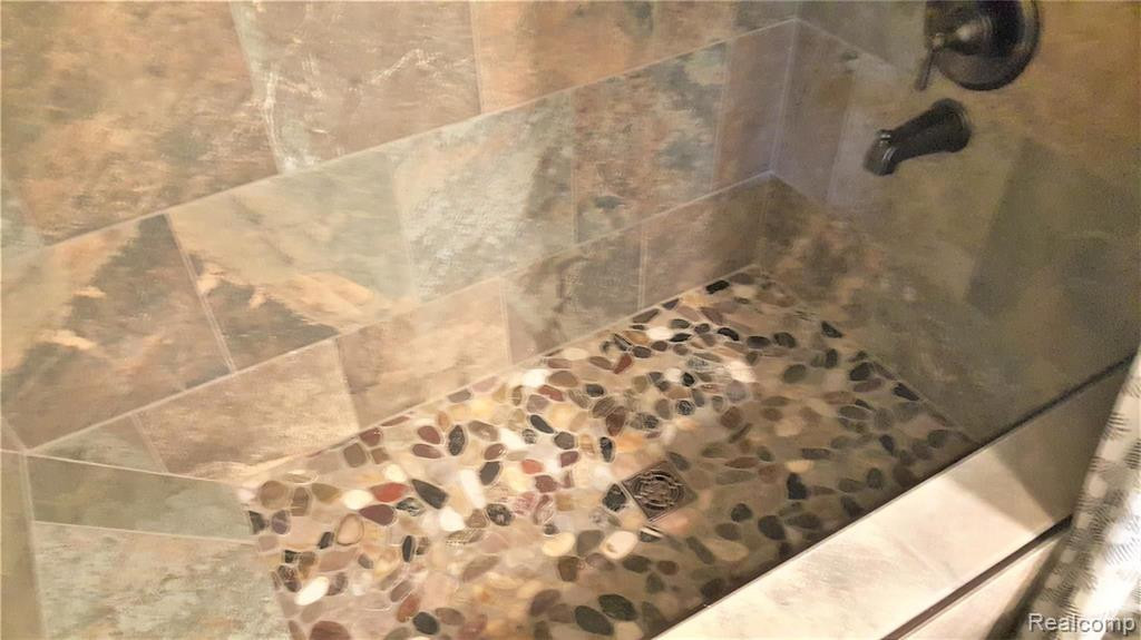 2445 RIVERSIDE, 102, Trenton, MI 48183 — Photo 29