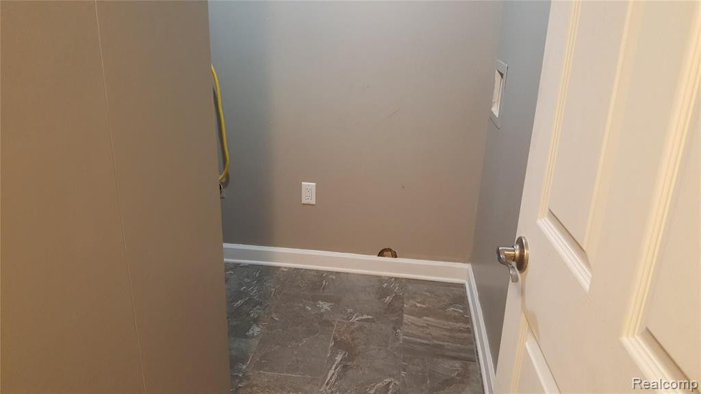 2445 RIVERSIDE, 102, Trenton, MI 48183 — Photo 31