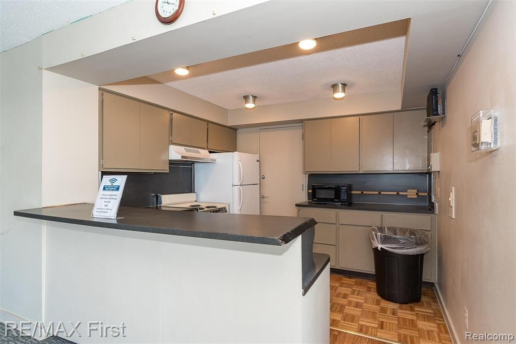 8200 Jefferson, 1702, Detroit, MI 48214 — Photo 28