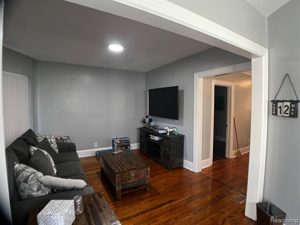 5435 BURNS Street, Detroit, MI 48213 — Photo 3