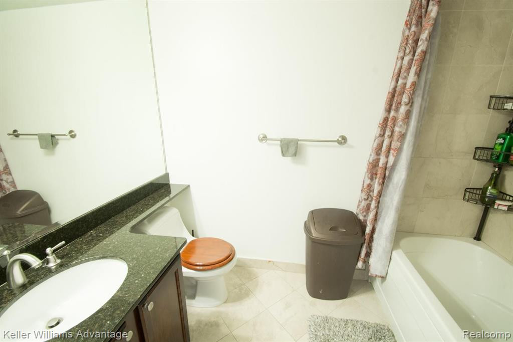 3320 SPINNAKER Lane, 10-E, Detroit, MI 48207 — Photo 17