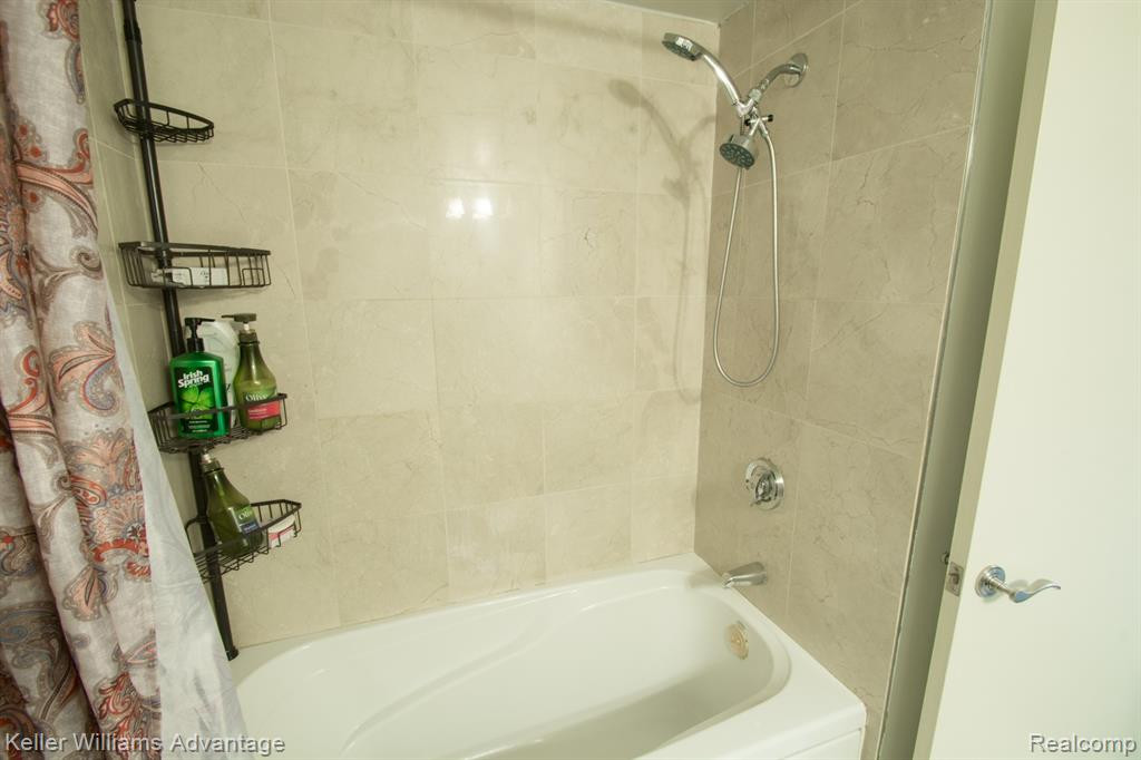 3320 SPINNAKER Lane, 10-E, Detroit, MI 48207 — Photo 19