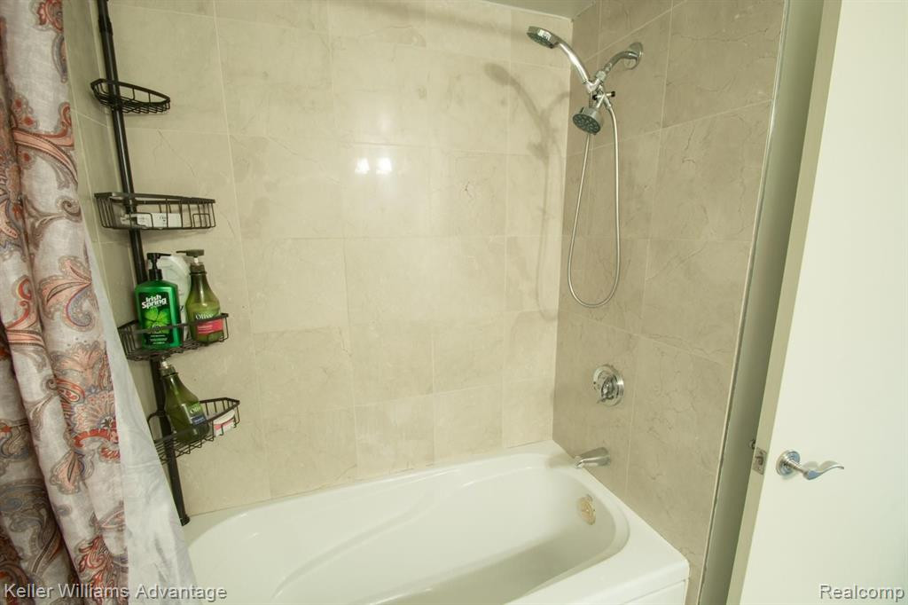3320 SPINNAKER Lane, 10-E, Detroit, MI 48207 — Photo 20
