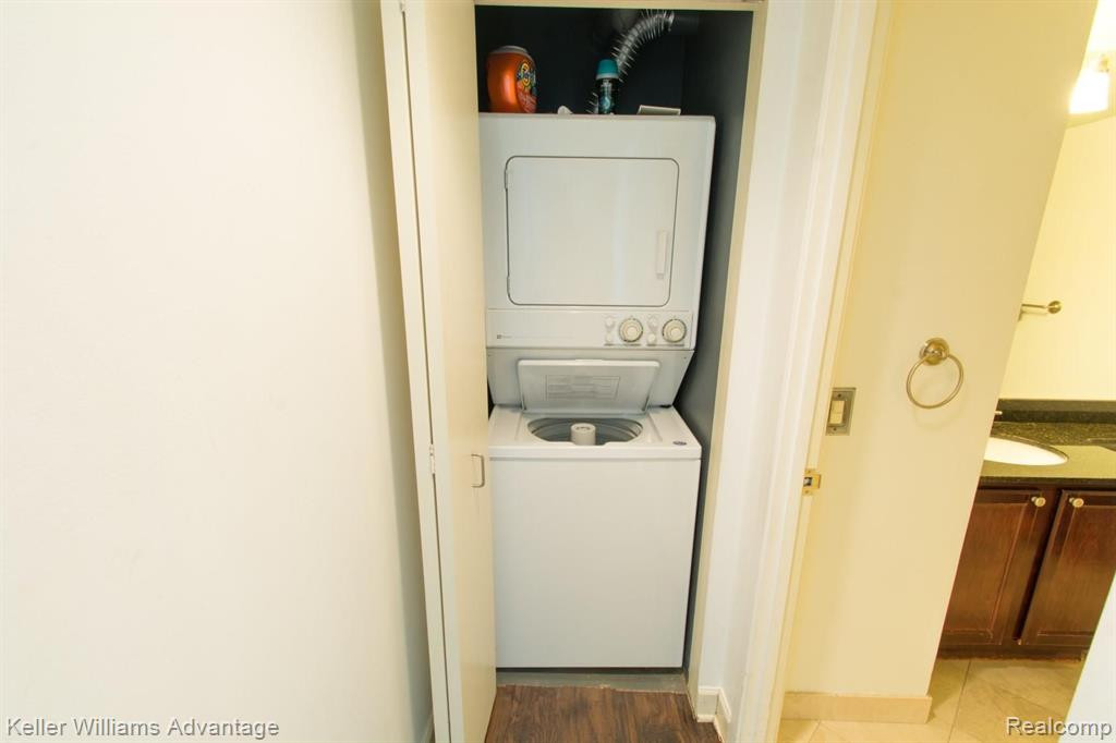 3320 SPINNAKER Lane, 10-E, Detroit, MI 48207 — Photo 21