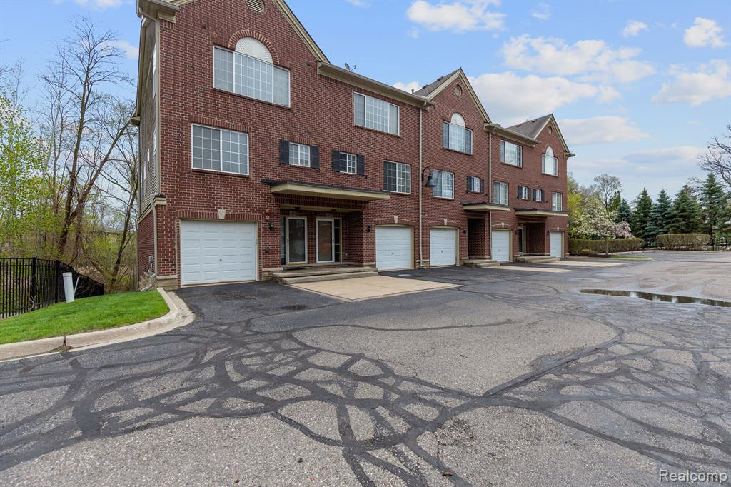 1493 SILVERBROOK RIDGE Drive, Walled Lake, MI 48390 — Photo 2