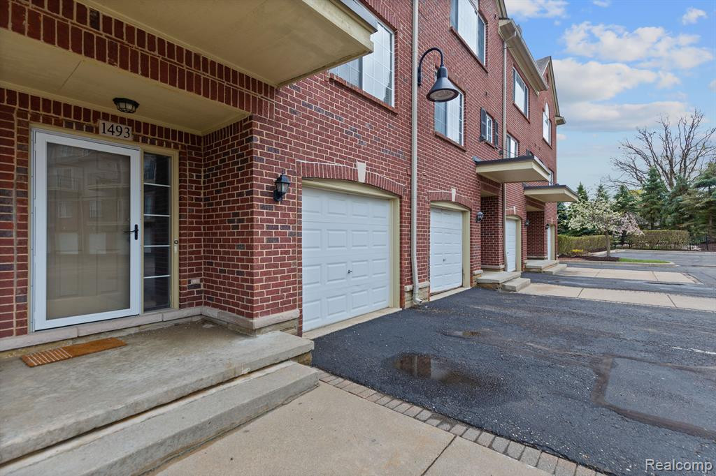 1493 SILVERBROOK RIDGE Drive, Walled Lake, MI 48390 — Photo 3