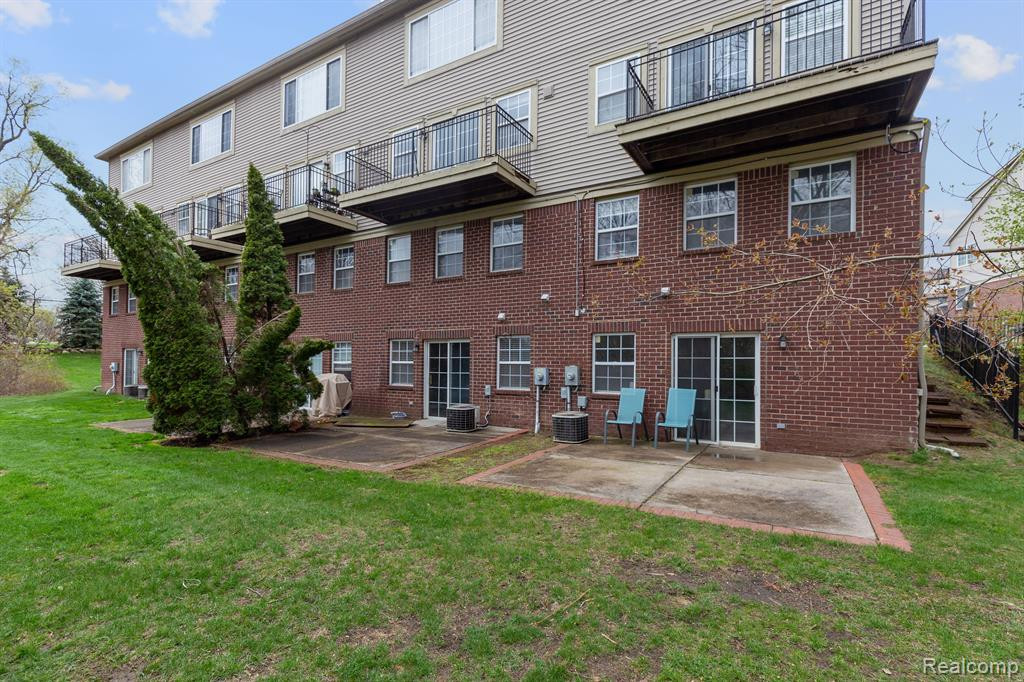 1493 SILVERBROOK RIDGE Drive, Walled Lake, MI 48390 — Photo 4