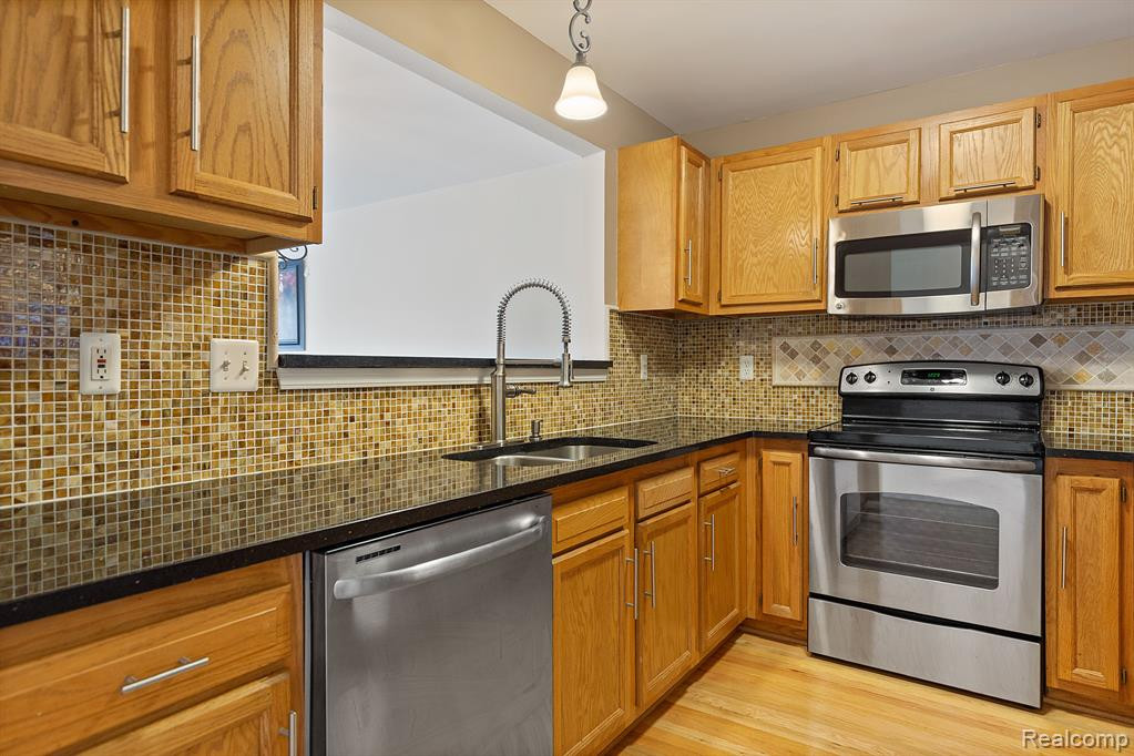 1493 SILVERBROOK RIDGE Drive, Walled Lake, MI 48390 — Photo 11