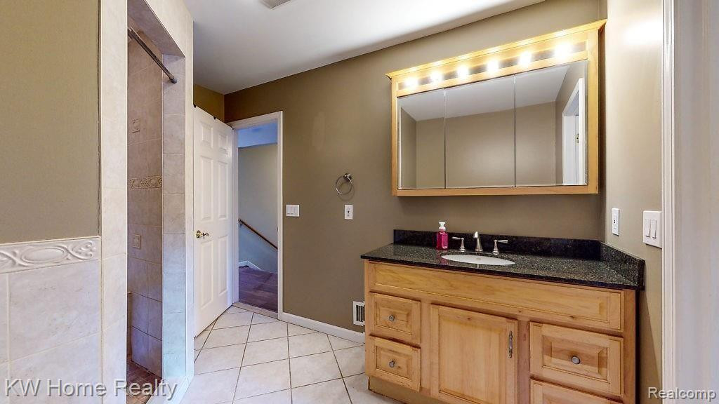 415 LEON Road, Walled Lake, MI 48390 — Photo 32