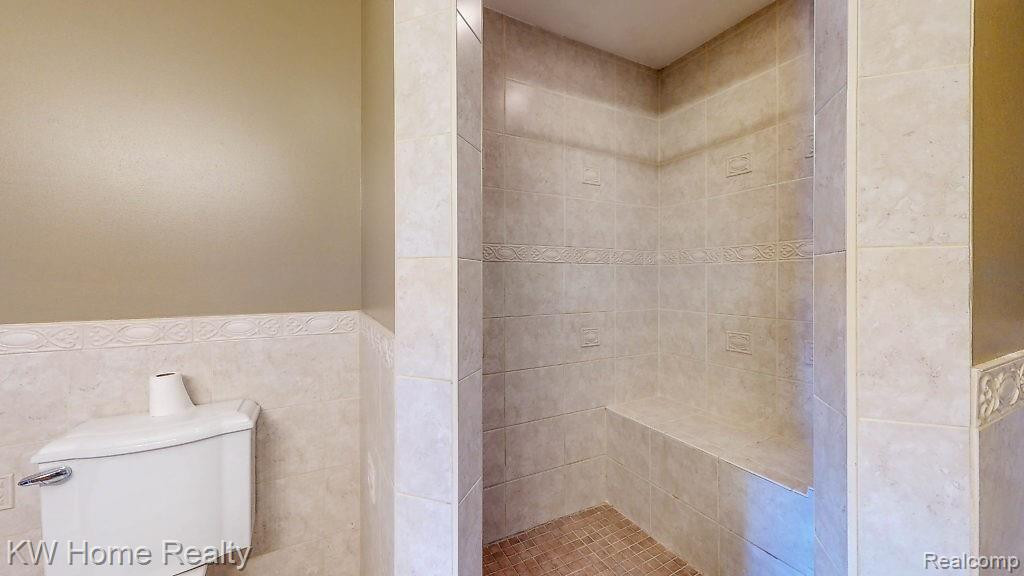 415 LEON Road, Walled Lake, MI 48390 — Photo 33