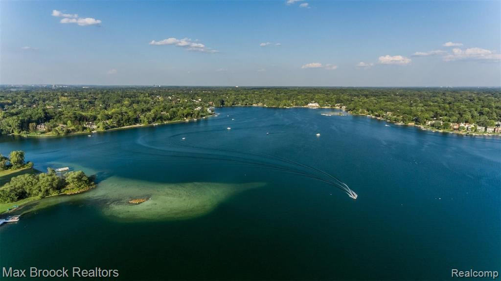 5481 Sunnycrest Drive, West Bloomfield, MI 48323 — Photo 2