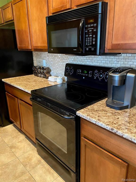 528 RED OAK Court, Walled Lake, MI 48390 — Photo 8