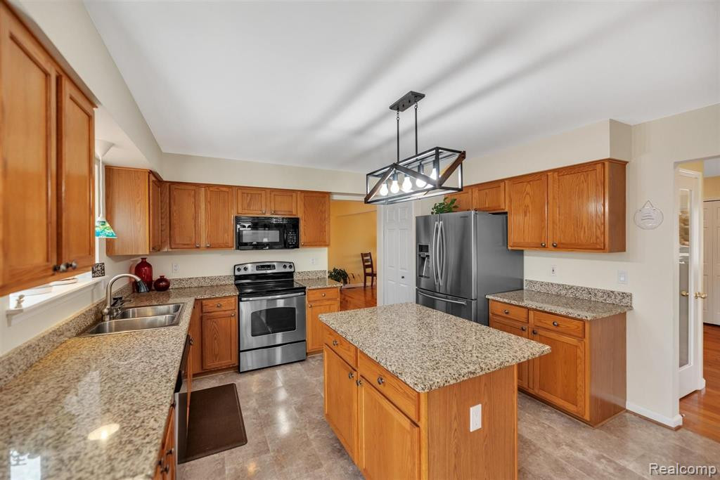 5470 MILL RACE Way, Commerce Twp, MI 48382 — Photo 10