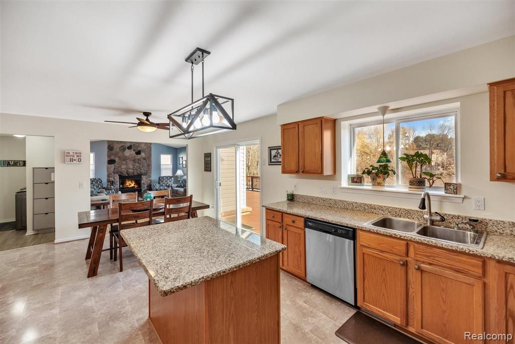 5470 MILL RACE Way, Commerce Twp, MI 48382 — Photo 12
