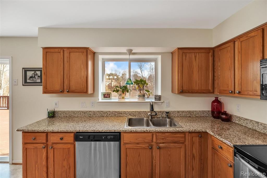5470 MILL RACE Way, Commerce Twp, MI 48382 — Photo 13