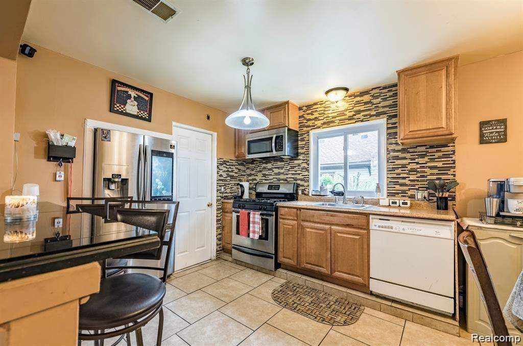 7299 MAYBURN Street, Dearborn Heights, MI 48127 — Photo 11