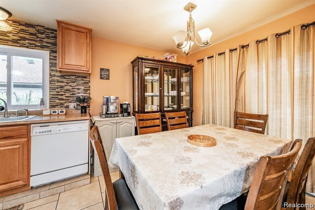 7299 MAYBURN Street, Dearborn Heights, MI 48127 — Photo 12