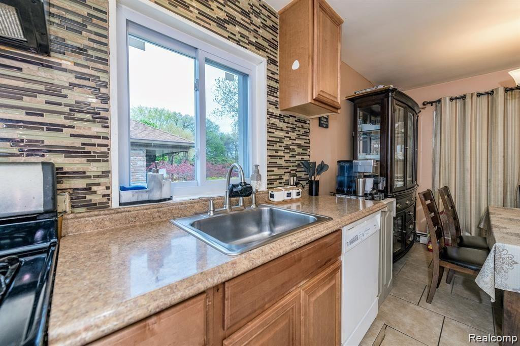 7299 MAYBURN Street, Dearborn Heights, MI 48127 — Photo 13