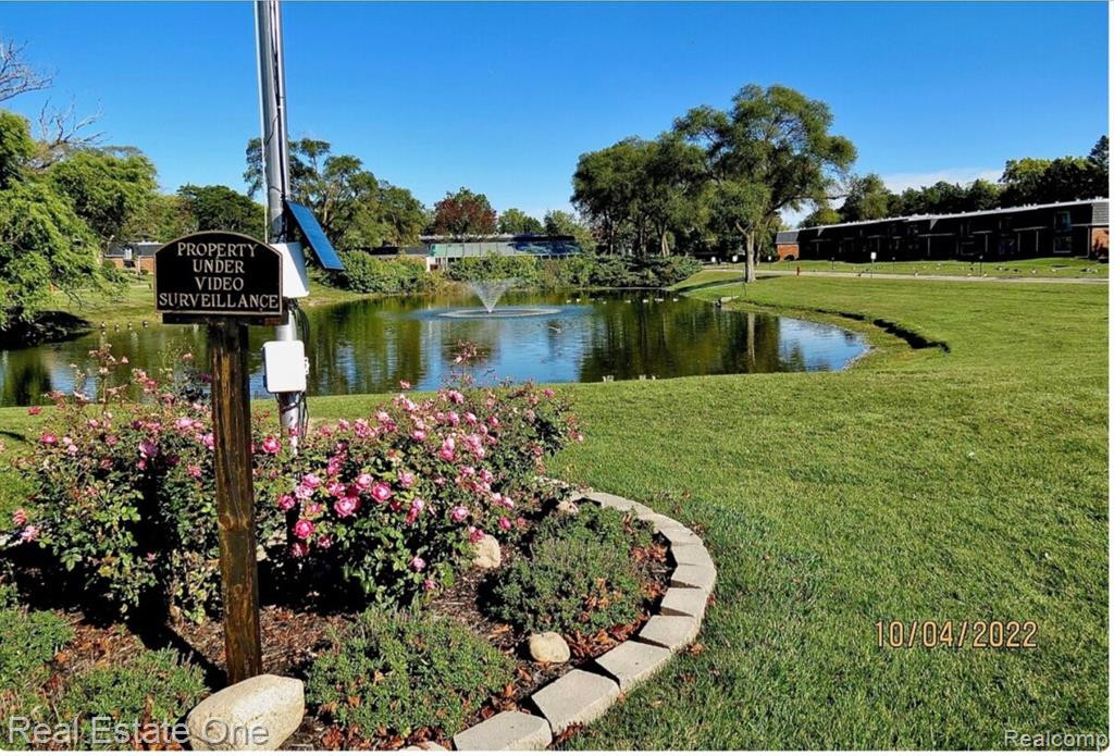 1804 COLONIAL VILLAGE Way, 4, Waterford, MI 48328 — Photo 2