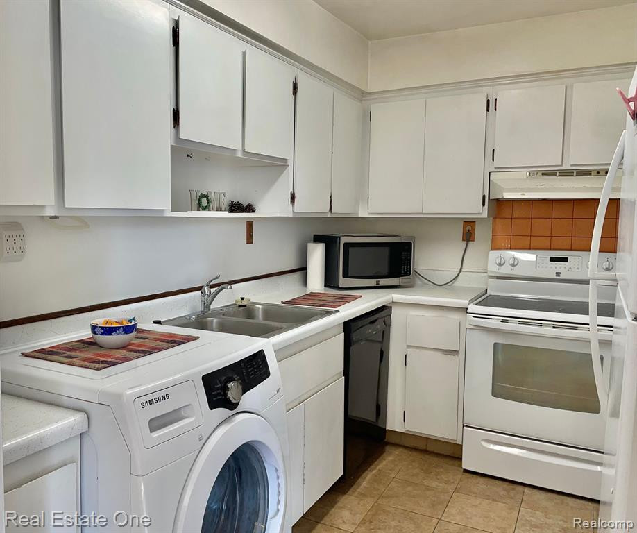 1804 COLONIAL VILLAGE Way, 4, Waterford, MI 48328 — Photo 12