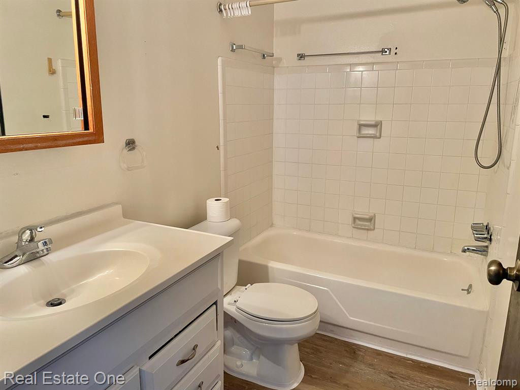 1804 COLONIAL VILLAGE Way, 4, Waterford, MI 48328 — Photo 16